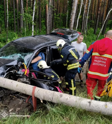 На Житомирщині автомобіль вилетів з дороги та врізався у дерево, пораненого водія діставали рятувальники