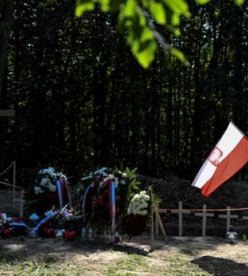 У Польщі українця звинуватили у нарузі над меморіалом жертв Волинської трагедії: слідство заявляє про вербування через інтернет, - Reuters