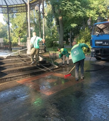 У Міському саду Одеси за допомогою спецтехніки відмили ротонду 
