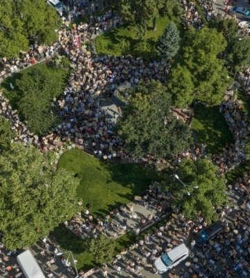 «Сьогодні картон, завтра – вила»: атмосфера та емоції на акції протесту у Києві на фото від Радіо Свобода