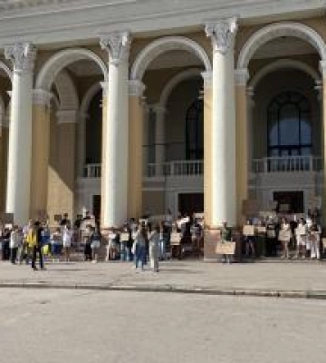 Полтавці на Театральній площі провели мітинг проти відставки міністра оборони Федорова