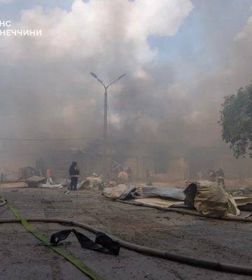 Рятувальники показали наслідки удару рф по Краматорську, де постраждали сім людей
