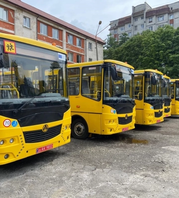 Автобуси, пристосовані для перевезення школярів з особливими освітніми потребами, поїхали до 9 громад Львівщини