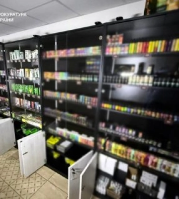 Чотирьох осіб обвинувачують у продажі нелегальних рідин для вейпів через мережу магазинів в Одесі та Миколаєві