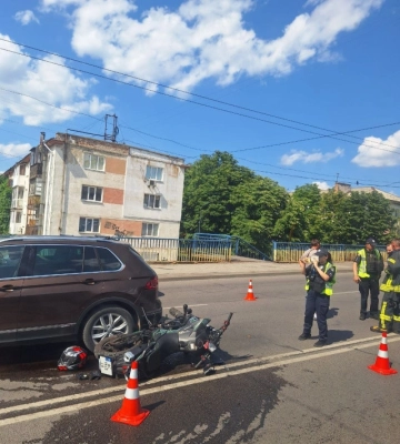 У Луцьку на Перемоги зіткнулися авто і мотоцикл, є постраждалий
