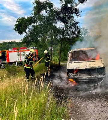 У Хустському районі рятувальники ліквідували пожежу мікроавтобуса