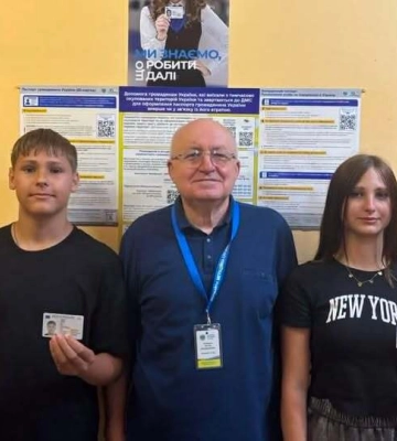 На Черкащині брат і сестра отримали перші паспорти: їхня мама була іноземкою