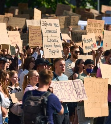 На площади Франко в Киеве остается менее 400 участников митинга против отставки Федорова с поста главы Минобороны