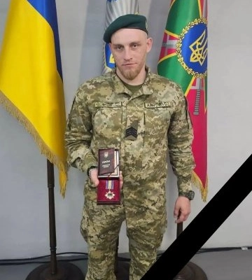 Мукачево у скорботі: на колінах прощатимуться з молодим прикордонником Дмитром Погребаком