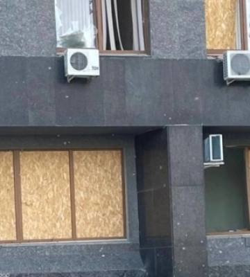 Російська “Блискавка” вдарила по адмінбудівлі в центрі Сум, є постраждалий