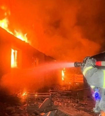 Удар по підприємству під Харковом: під час гасіння пожежі виявили фрагменти тіла