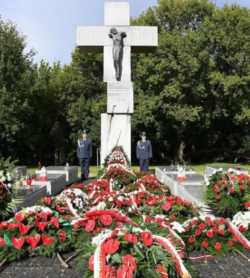 Польща звинуватила українця у вандалізмі меморіалів жертв Волинської трагедії