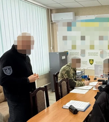 Брал взятки даже автомобилями: заместителя начальника Ровенского ТЦК привлекут к суду