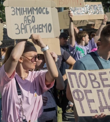 «Це не про прізвище, а про принципи». Як українці втрачали та відновлювали надію під час ранкових протестів — репортаж NV