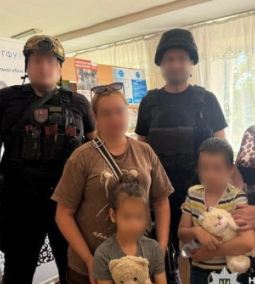 Із зони обов'язкової евакуації в Херсоні вивезли жінку з двома дітьми