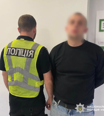 У Києві затримано водія, який під час дорожнього конфлікту побив опонента та погрожува йому зброєю