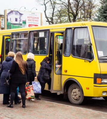 Оплату готівкою в транспорті скасовують із серпня: петиція вимагає перехідного періоду