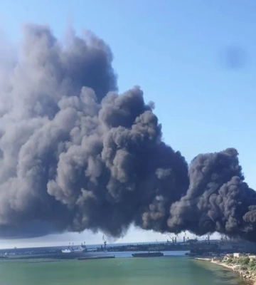 В Керчи после атаки горят склады и нефтебаза: что известно