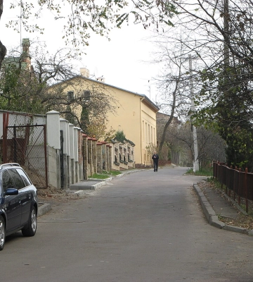 На вул. Воробкевича у Львові несподівано зупинили рух через витік води