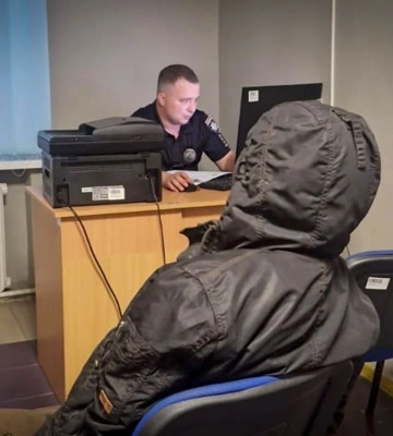 На Сумщині поліцейські затримали чоловіка, який погрожував односельцям ножем. ФОТО