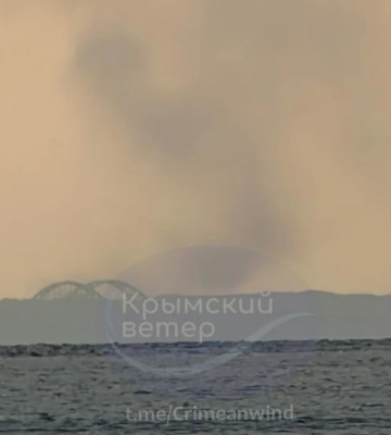 Пожары после прилетов в Крыму фиксируют на вокзале в Керчи, на Арабатской стрелке и не только