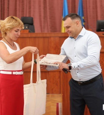 Керівниця «Аеліти» Олександра Ткаченко передала Кропивницькій міськраді подяку від мерії італійського Ріміні