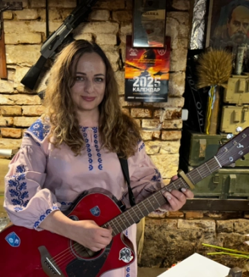 «Уся пахла війною, але йшла на заняття до дітей»: музикантка й військова Христина Панасюк про службу і силу музики