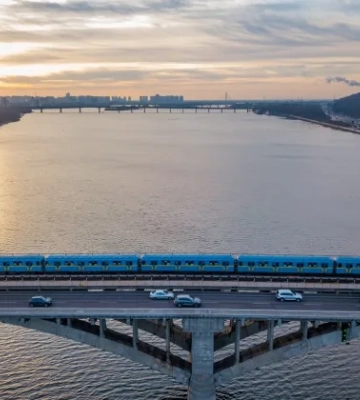 В Киеве планируют реставрировать мост Метро: что с движением поездов