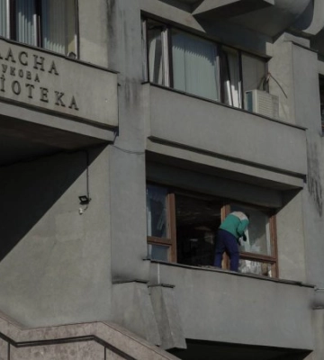 У центрі Сум від ударів КАБ пошкоджені бібліотека, галереї та Алея пам’яті