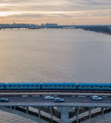 В Киеве планируют реставрировать мост Метро: что с движением поездов