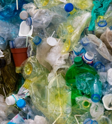 Науковці знайшли спосіб отримувати водень із пластикових відходів без їхнього сортування