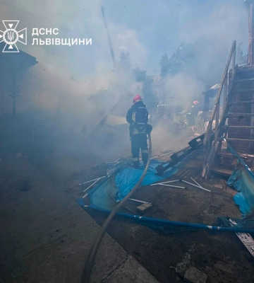 У Львові горіла господарська будівля: двоє людей потрапили до лікарні