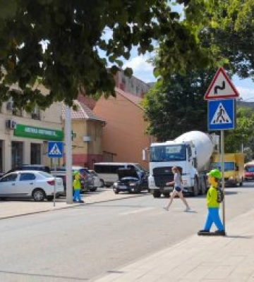 На дорогах Перечина з'явилися незвичні "вартові": водіїв закликають бути уважними (ФОТО)