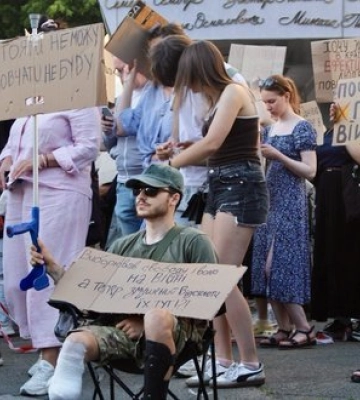 Люди у Києві знову вийшли на акцію протесту через відставку міністра оборони Федорова. ВІДЕО+ФОТОрепортаж