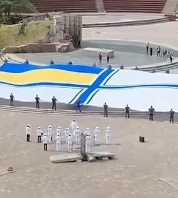 У Києві до Дня Військово-морських сил розгорнули найбільший прапор ВМС. ВIДЕО