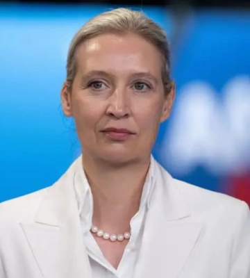 Лідерка "АдН", яка живе з жінкою, відповіла на маніфест своєї партії щодо "традиційної сім'ї"