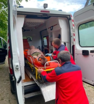 Порятунок у горах: на Закарпатті медики пішки та на позашляховиках діставалися до непритомного пацієнта