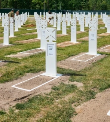 На військовому кладовищі під Києвом, де через дощ просів ґрунт, завершили відновлювальні роботи