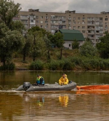 У Києві досі ліквідовують забруднення нафтопродуктами озера Кирилівське після масованої атаки РФ 2 липня