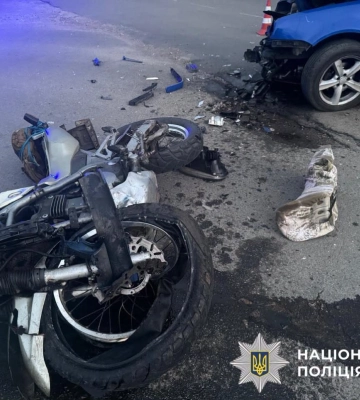 На Київщині легковик під час повороту підставився під мотоцикл, водій якого дістав поранення
