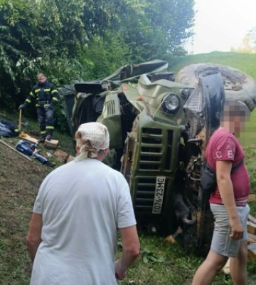 Жах у горах Рахівщини: під укіс злетів вантажний ЗІЛ, медики проривалися крізь хащі пішки (ФОТО)