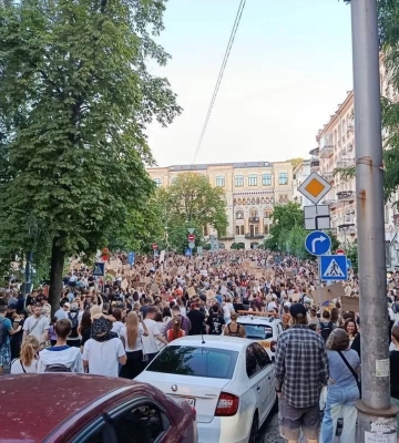 Протестуют даже на Atlas Festival: в Киеве 2 день продолжаются митинги в поддержку Федорова (видео)
