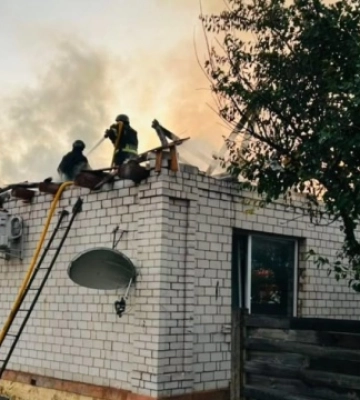 На Чернігівщині російський дрон влучив у будинок, постраждала сім’я з трьома дітьми