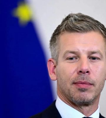 Нове угорське вето, Стармер втратив посаду, Україна відкриває архіви про Волинь: новини дня