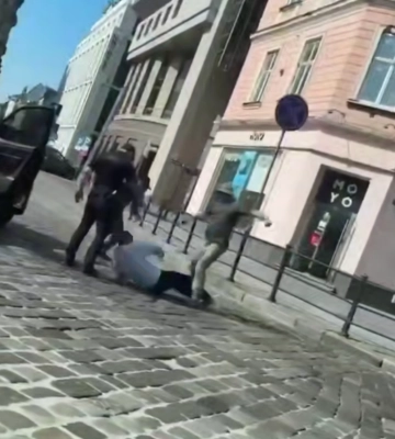 У центрі Львова люди, схожі на працівників ТЦК, ногами били чоловіка, - ВІДЕО