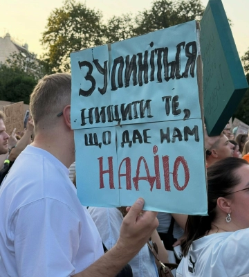 «Сирського геть!»: у Львові сотні людей вийшли на митинг протесту - до них приєднався Садовий з дружиною  - ФОТО, ВІДЕО