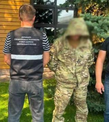 Продавал трофейное оружие в Киеве: полиция задержала 43-летнего военнослужащего