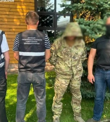 У Києві затримали чоловіка, який продавав трофейну зброю та боєприпаси