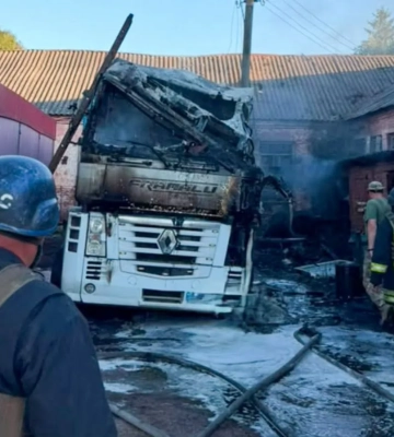Чернігівщина: рятувальники ліквідували пожежі на полях зі збіжжям та в житловому секторі через атаки БпЛА РФ