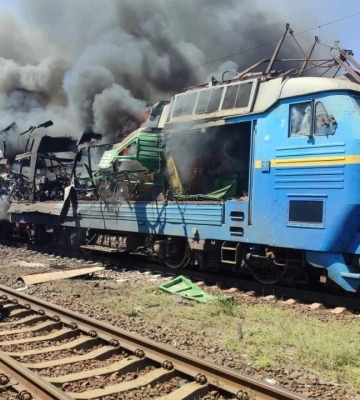 В Запорожской области россияне нанесли двойной удар по пассажирскому поезду